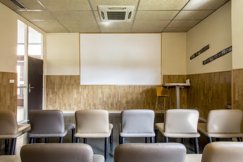 Residencia Universitaria Resa Giner De Los Rios Alcalá de Henares Esterno foto