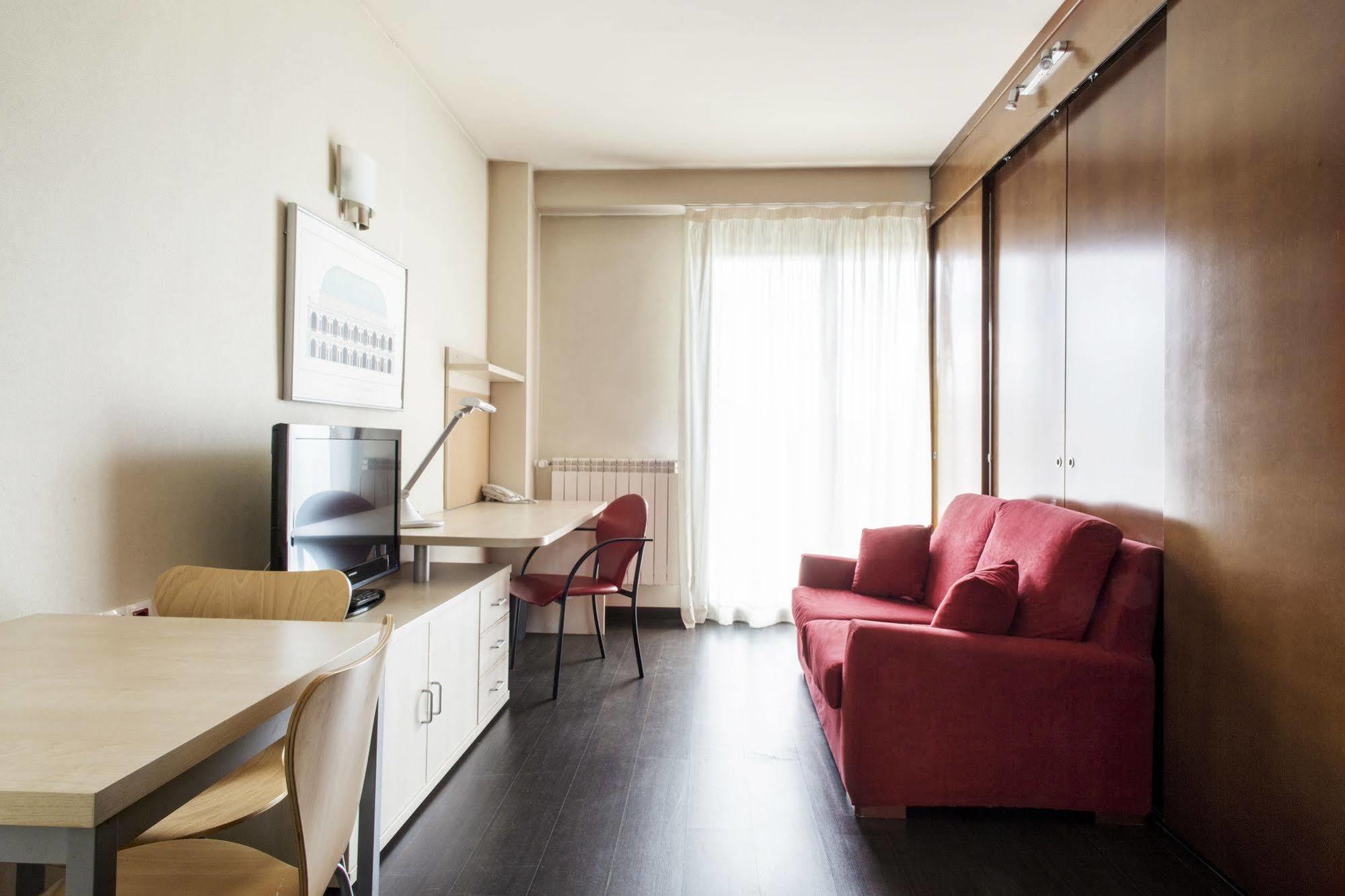 Residencia Universitaria Resa Giner De Los Rios Alcalá de Henares Esterno foto