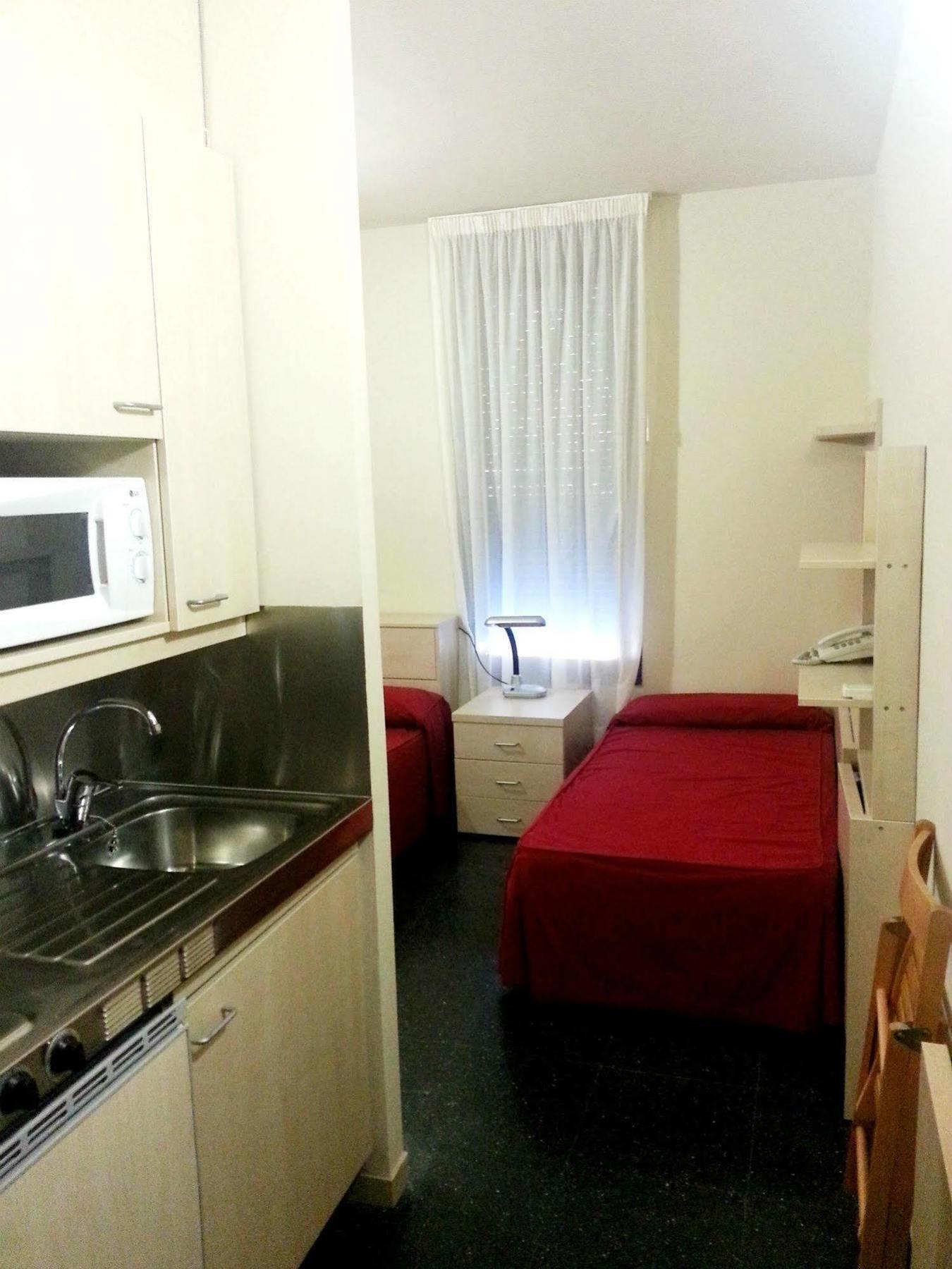 Residencia Universitaria Resa Giner De Los Rios Alcalá de Henares Esterno foto