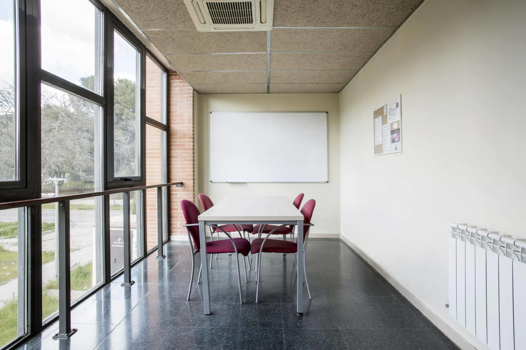 Residencia Universitaria Resa Giner De Los Rios Alcalá de Henares Esterno foto